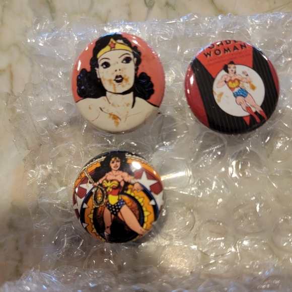 Wonder Woman Button Set - Picture 2 of 4